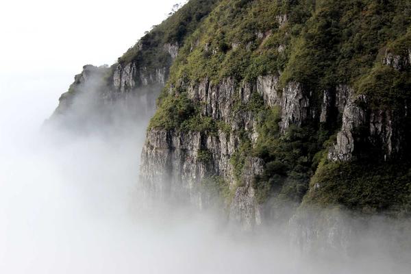 足球比赛精彩瞬间 — 球员激烈拼抢画面